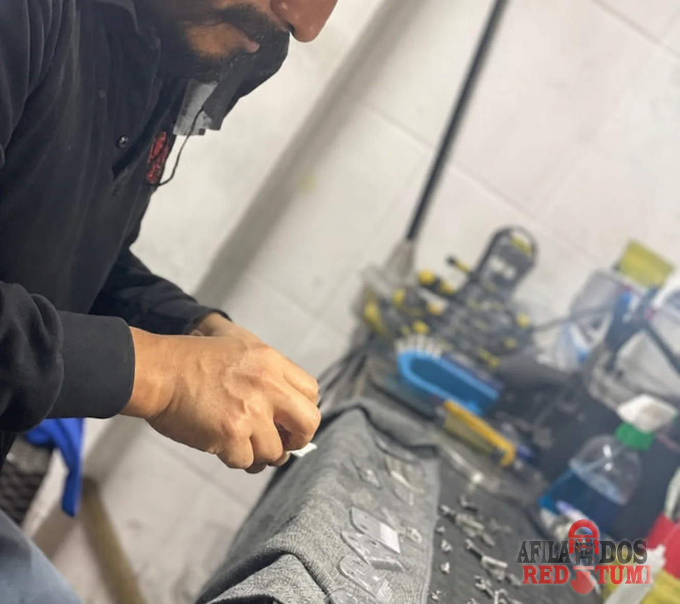 Técnico de Red Tumi realizando un trabajo de afilado