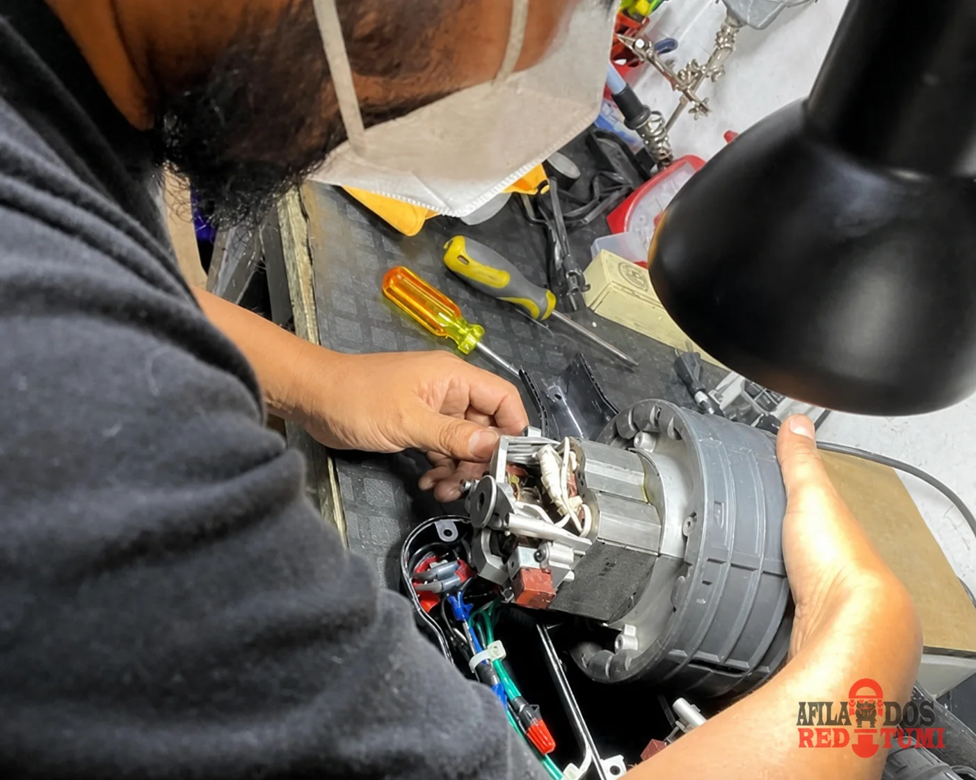 Reparación de motor y equipo profesional en el taller Red Tumi